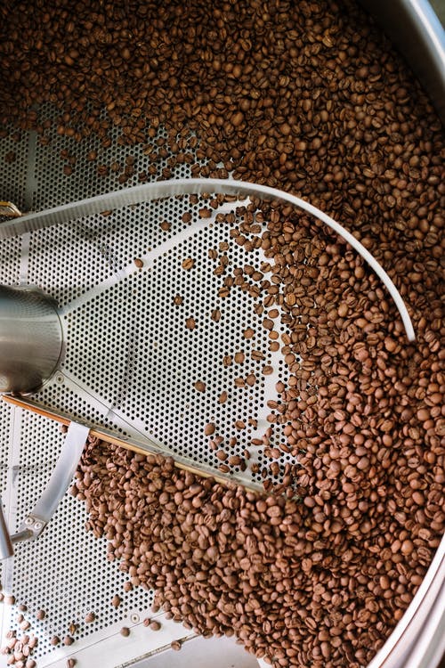 白色金属桌上的不锈钢杯 · 免费素材图片