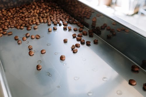 棕色桌上的棕色咖啡豆 · 免费素材图片