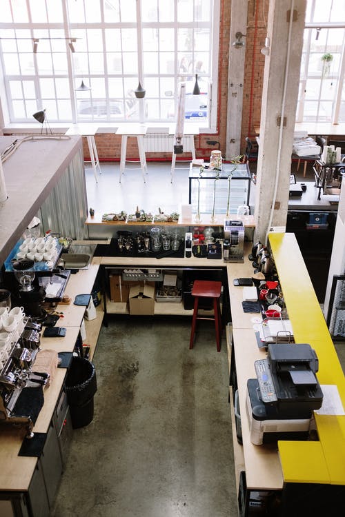 黑色和红色办公室卷椅 · 免费素材图片