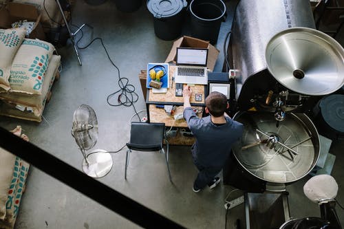 坐在椅子上的黑夹克的男人 · 免费素材图片