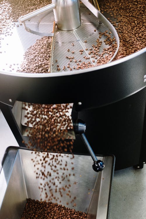 银和黑咖啡壶上的棕色咖啡豆 · 免费素材图片