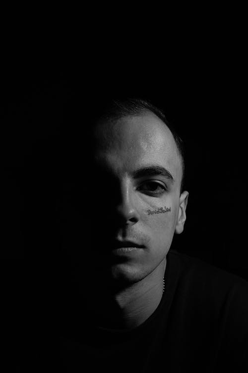 有关人, 哀思, 单色的免费素材图片