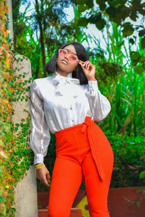 有关休闲装, 垂直拍摄, 墨镜的免费素材图片