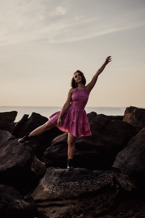 站在岩层上的粉红色裙子的女人 · 免费素材图片