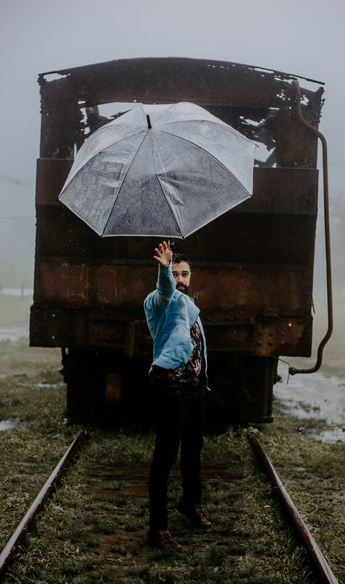 有关人, 向上丢, 垂直拍摄的免费素材图片