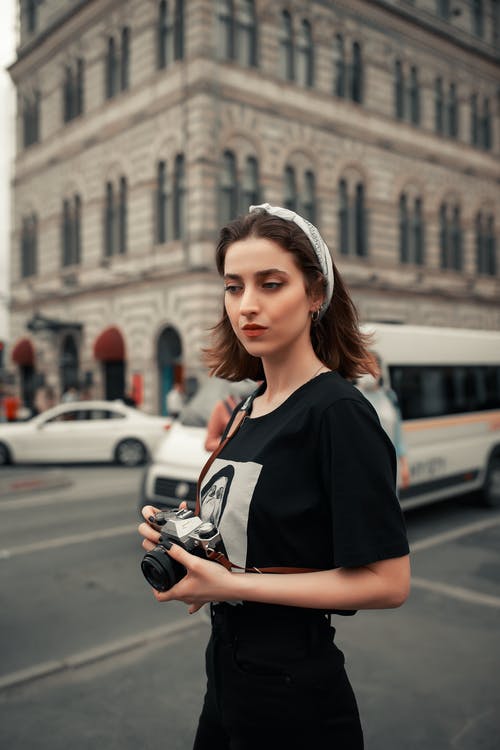 有关休闲装, 垂直拍摄, 女人的免费素材图片