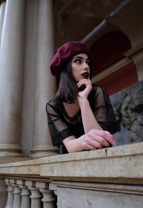 石栅栏附近的时髦服装中的女性梦幻模特 · 免费素材图片