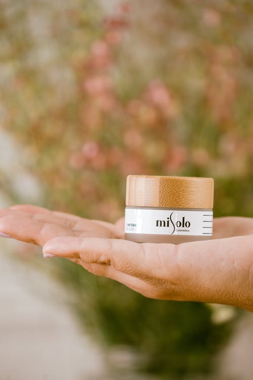 有关化妆品, 垂直拍摄, 手的免费素材图片