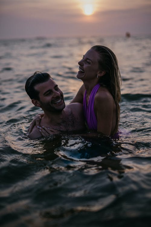 紫色背心在水中的女人 · 免费素材图片