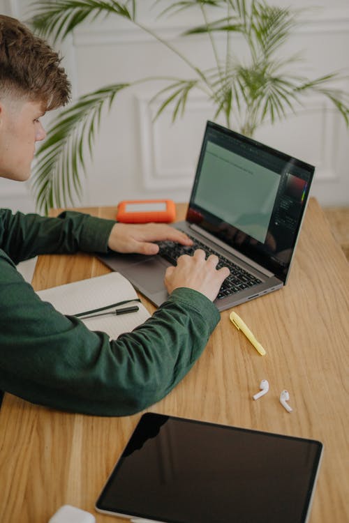 有关3C用品, 人, 在家的免费素材图片