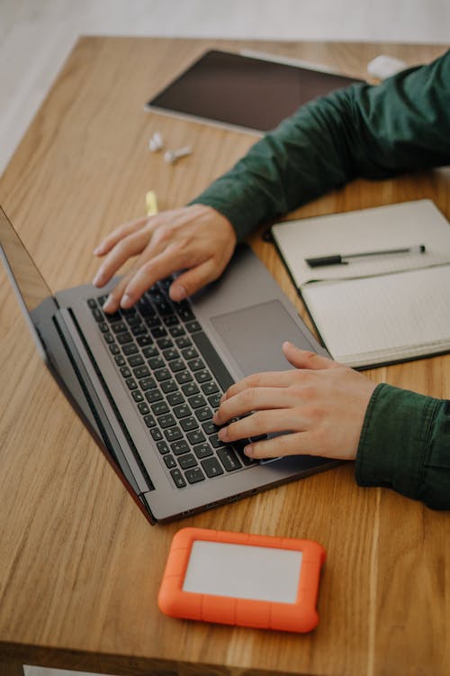 有关3C用品, 在家, 垂直拍摄的免费素材图片