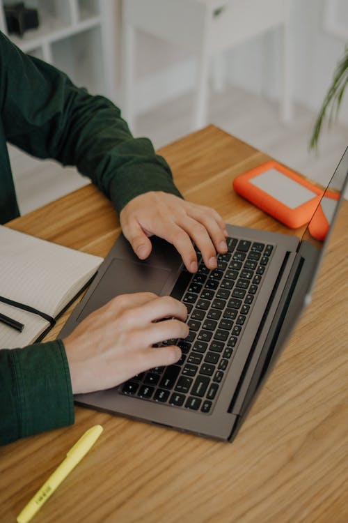 有关3C用品, 在家, 垂直拍摄的免费素材图片