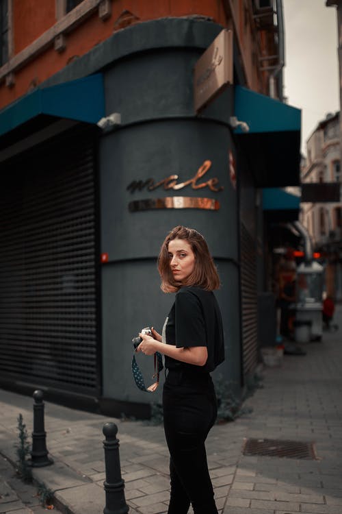 有关休闲装, 垂直拍摄, 女人的免费素材图片