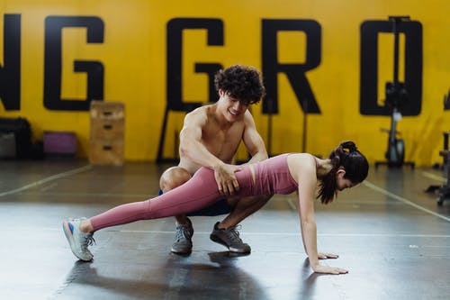 有关一对, 人, 伸出援手的免费素材图片