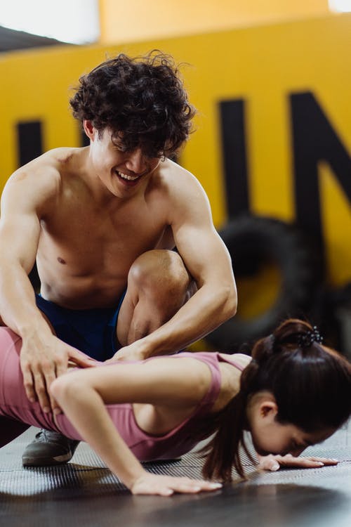 有关一对, 人, 伸出援手的免费素材图片