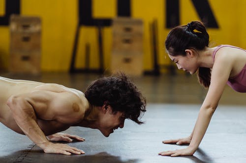 有关人, 俯卧撑, 健身的免费素材图片