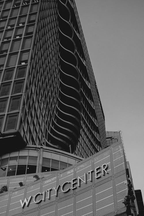 现代化的商务中心，带波浪形阳台 · 免费素材图片
