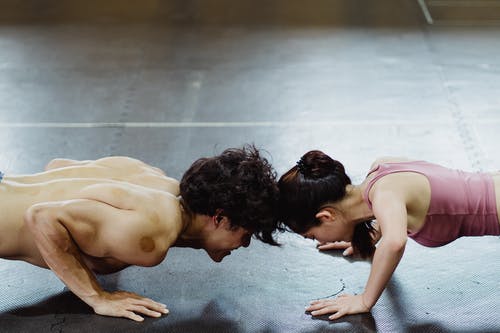 有关人, 俯卧撑, 健身的免费素材图片