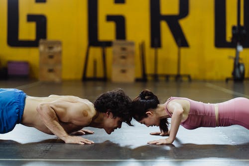 有关人, 俯卧撑, 健身的免费素材图片