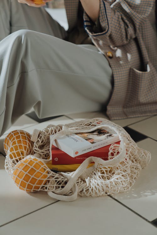 白色和红色标记的框上白色针织纺织品 · 免费素材图片