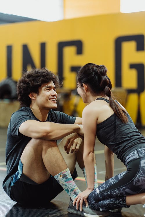 有关一对, 人, 地板的免费素材图片