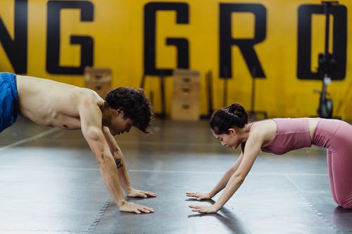 有关人, 俯卧撑, 健身的免费素材图片