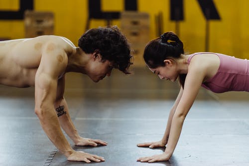 有关人, 俯卧撑, 健身的免费素材图片