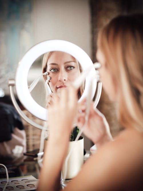 有关倾斜射击, 女人, 皮肤护理的免费素材图片