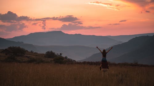 有关夫妻和情侣, 山, 山景的免费素材图片