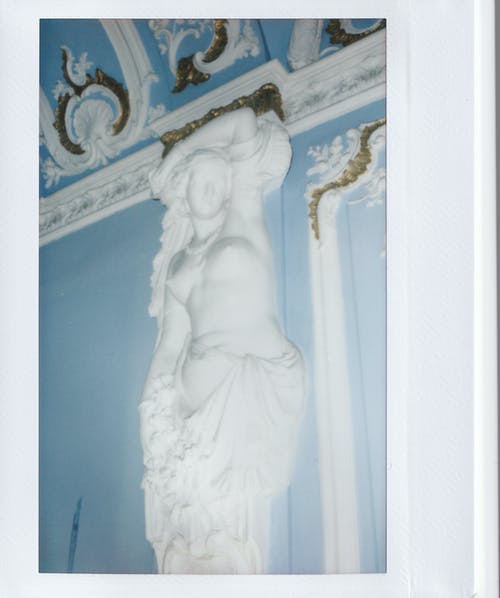 女人在墙上的经典雕像 · 免费素材图片