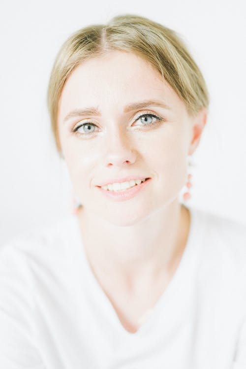 白衬衫的女人 · 免费素材图片