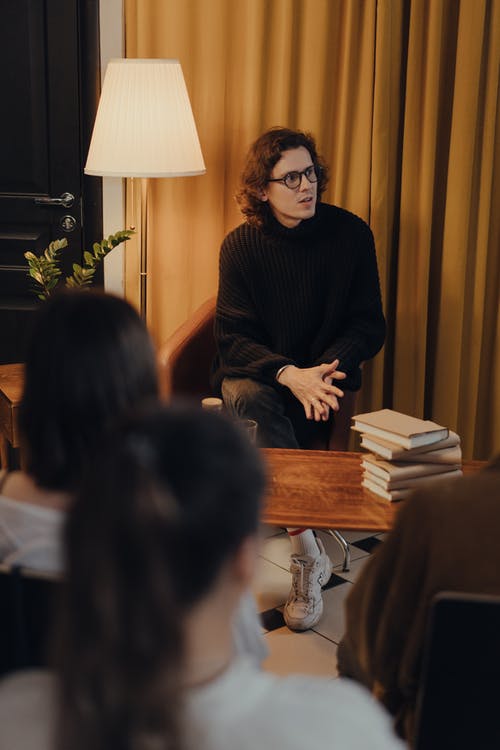 坐在椅子上的黑色长袖衬衫的女人 · 免费素材图片