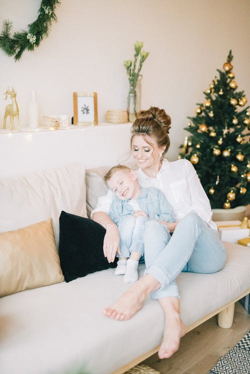 白色长袖衬衫和她的孩子的女人 · 免费素材图片