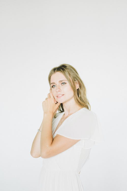 白色服装的女人 · 免费素材图片