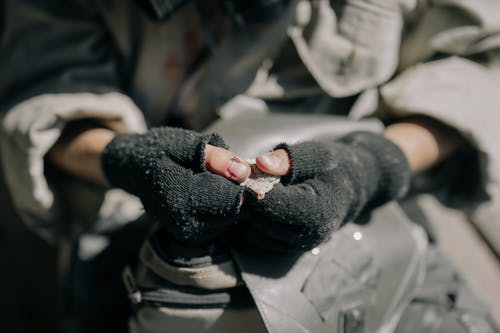 黑色针织手套的人 · 免费素材图片
