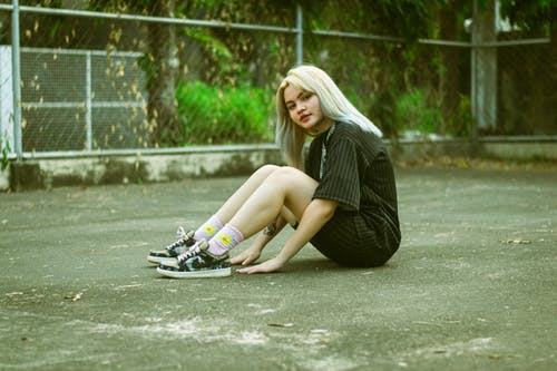 有关坐, 女孩, 年轻的免费素材图片