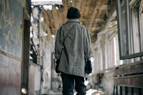 黑色针织帽和棕色夹克站在木桥上的男人 · 免费素材图片
