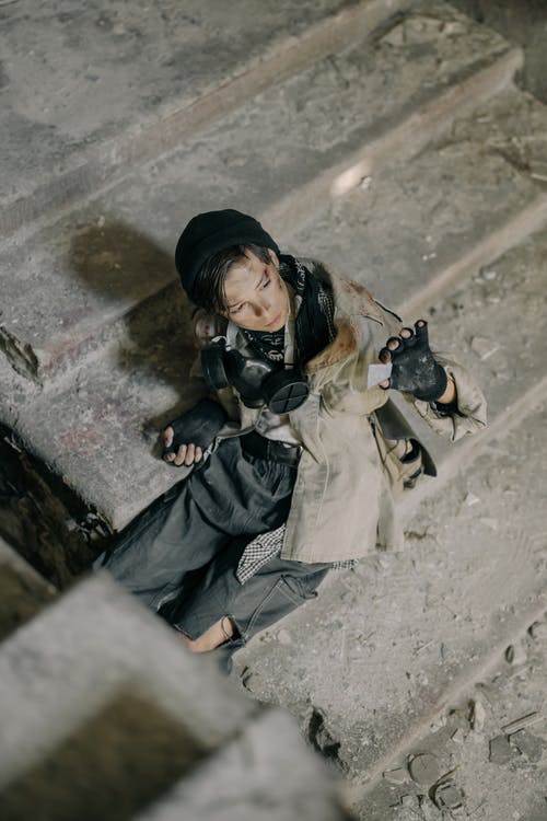 黑色和白色的裙子，坐在灰色的水泥地板上的女人 · 免费素材图片