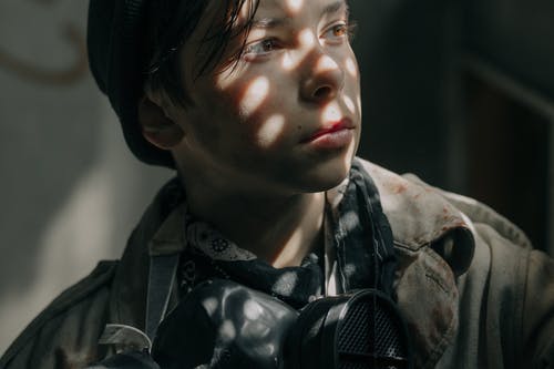 黑色针织帽和灰色和黑色迷彩夹克的男孩 · 免费素材图片