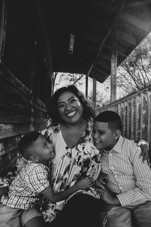 女人和她的孩子们的灰度照片 · 免费素材图片