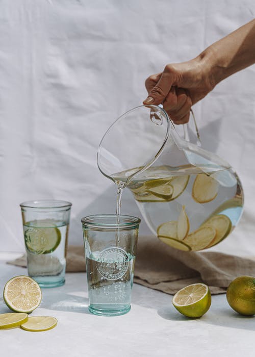 玻璃壶用水和石灰 · 免费素材图片
