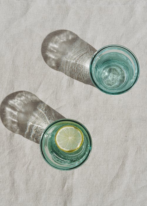 用水和柠檬清除眼镜 · 免费素材图片
