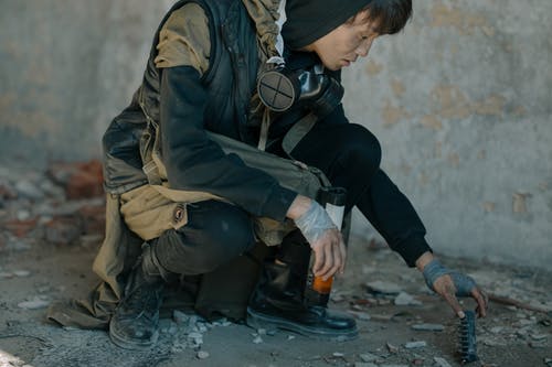 棕色夹克和黑色的裤子，拿着矿泉水瓶的人 · 免费素材图片