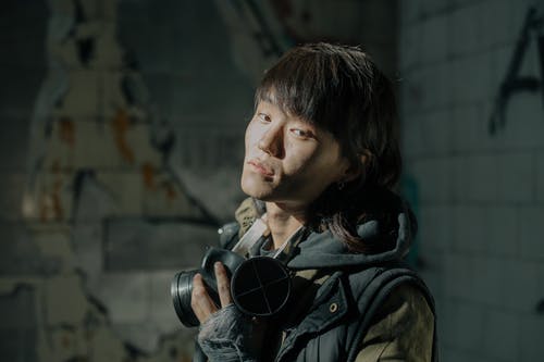 拿着黑单反相机的黑夹克的女人 · 免费素材图片