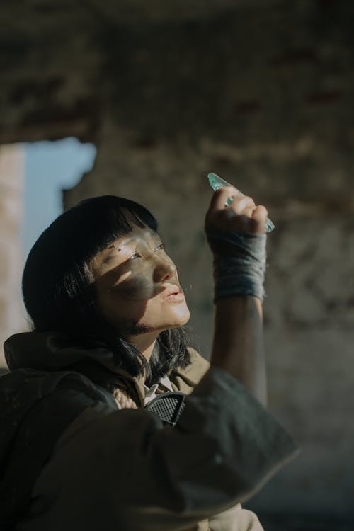 穿黑夹克抽烟的男人 · 免费素材图片