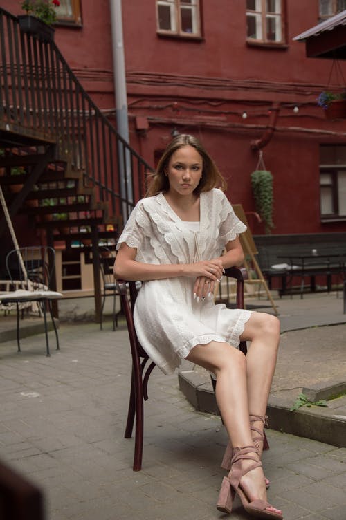 有关人, 严肃, 坐的免费素材图片