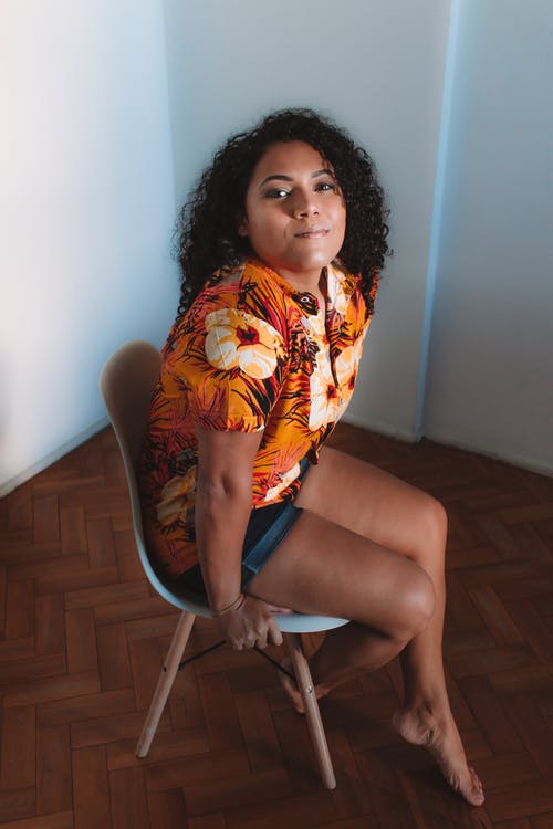 有关坐, 垂直拍摄, 女人的免费素材图片