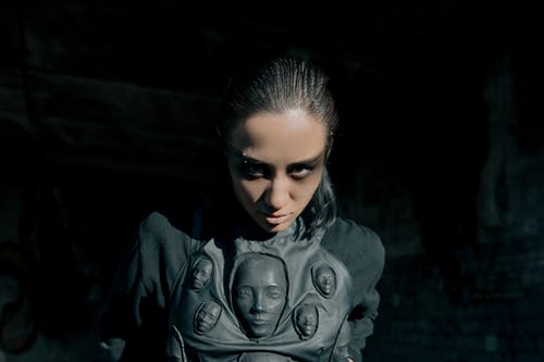 黑色长袖衬衫的女人 · 免费素材图片