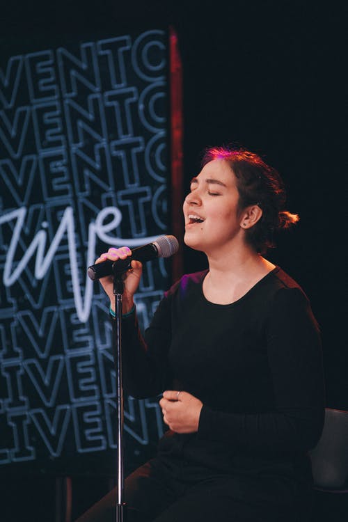 有关唱歌, 垂直拍摄, 女人的免费素材图片