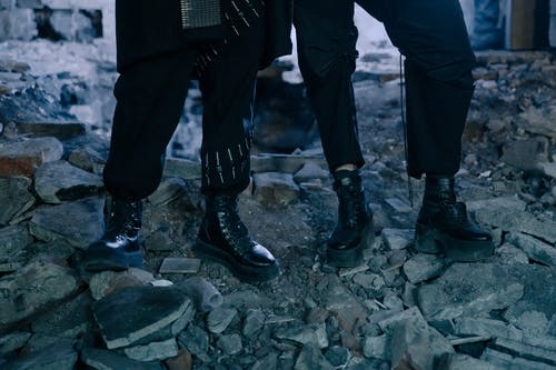 黑色的裤子和黑色的皮鞋，站在灰色的水泥地板上的人 · 免费素材图片